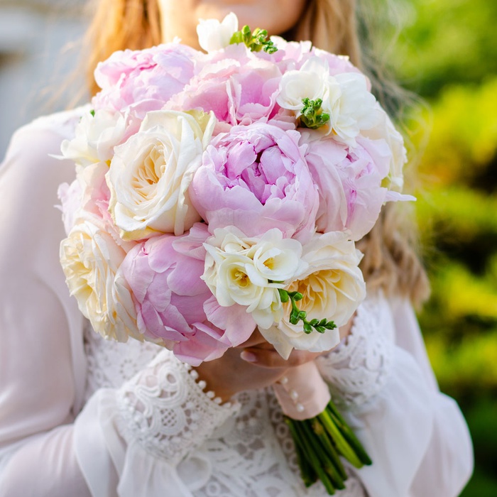Букет невесты из гортензии, пионов и фрезии