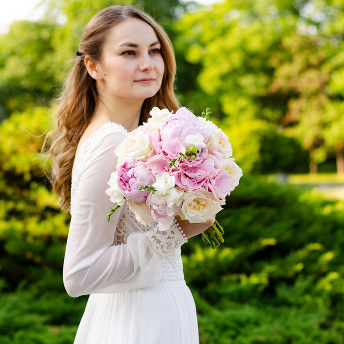 Букет невесты из гортензии, пионов и фрезии
