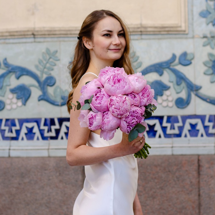 Букет невесты из розовых пионов и эвкалипта