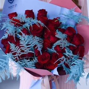 Букет из красных роз "Зимние розы"