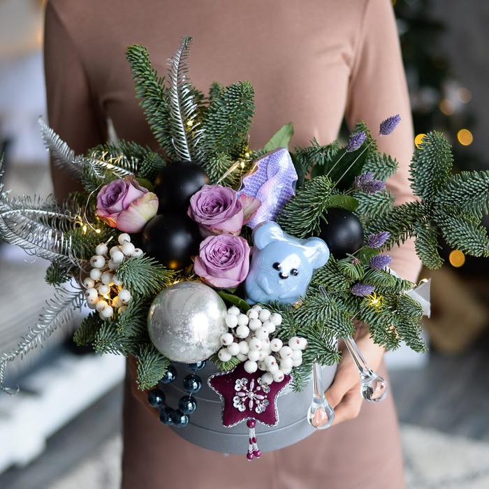 Новогодняя коробка с цветами "Символ года"