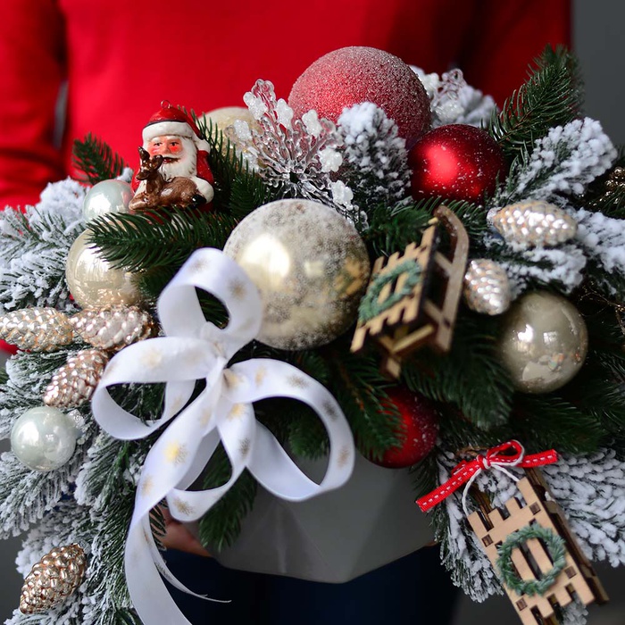 Новогодняя композиция из искусственной хвои "Зимние игры"