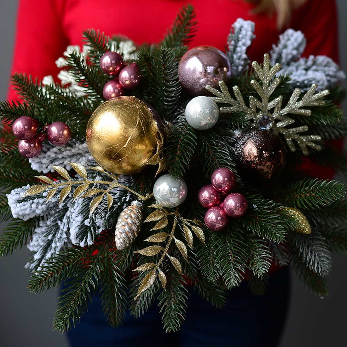 Новорічна композиція зі штучної хвої "Снігові мрії"