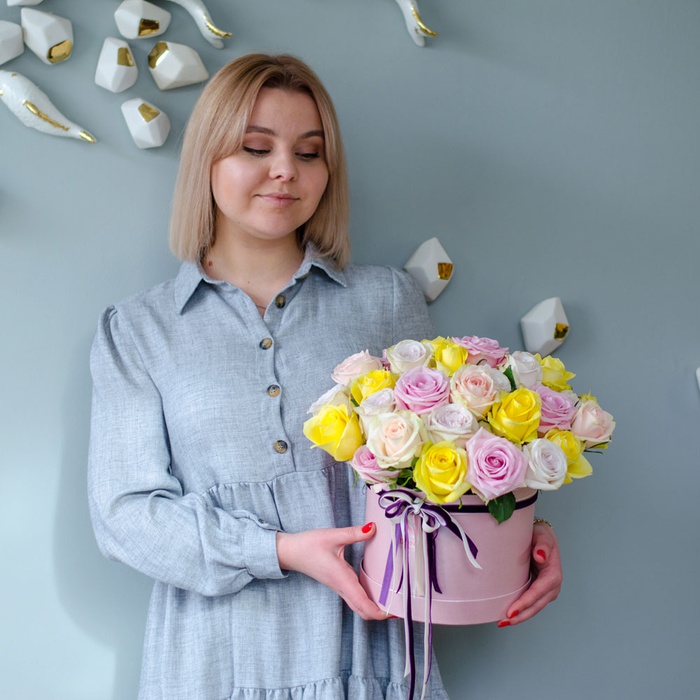 Цветы в коробке "35 роз микс"