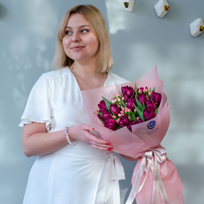 Букет з тюльпанів дабл та хіперікуму
