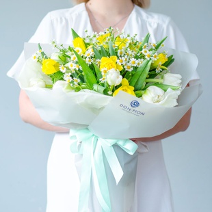 Букет с ромашкой, тюльпанами и нарциссами