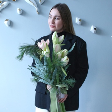 Букет 5 персикових амарилісів