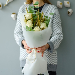 Букет з білою трояндою, пшеницею та евкаліптом