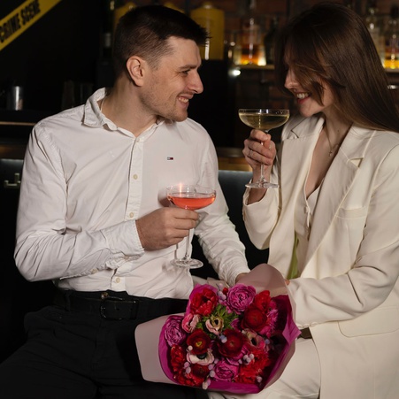 Букет с анемоном, ранункулюсом, тюльпаном и розой "Пламя страсти"