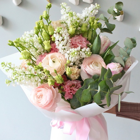 Букет из эустомы, сирени, ранукулюса "Жемчужина нежности"