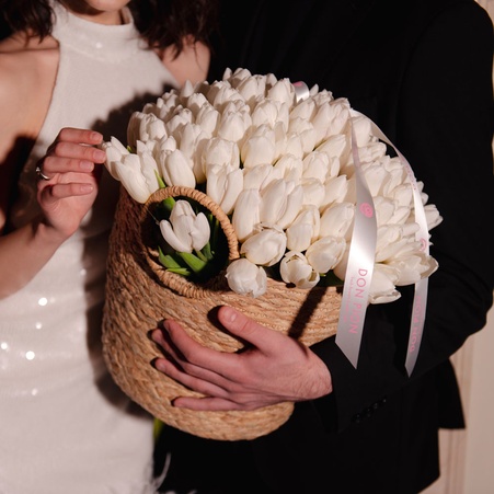 Квіти у кошику "101 білий тюльпан"