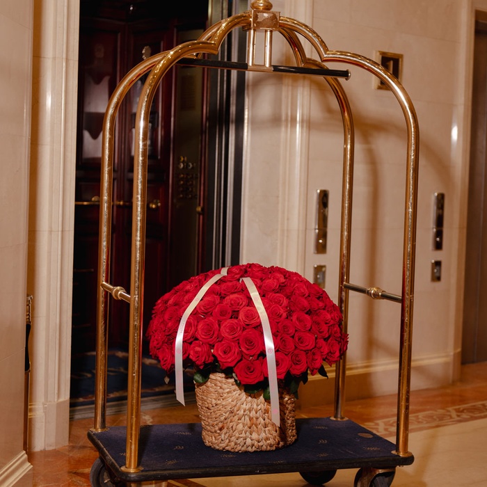 Квіти у кошику "125 червоних троянд Марічка"