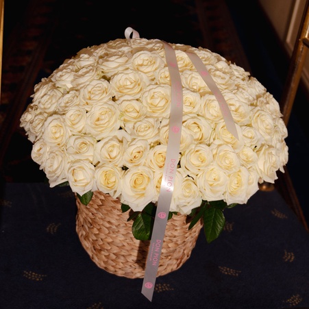 Квіти у кошику "125 білих троянд Аваланч"
