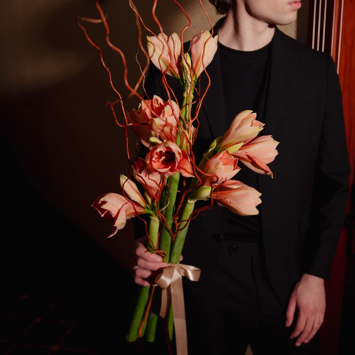 Букет 7 амарилісів з саліксом