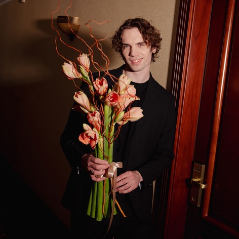 Букет 7 амарилісів з саліксом