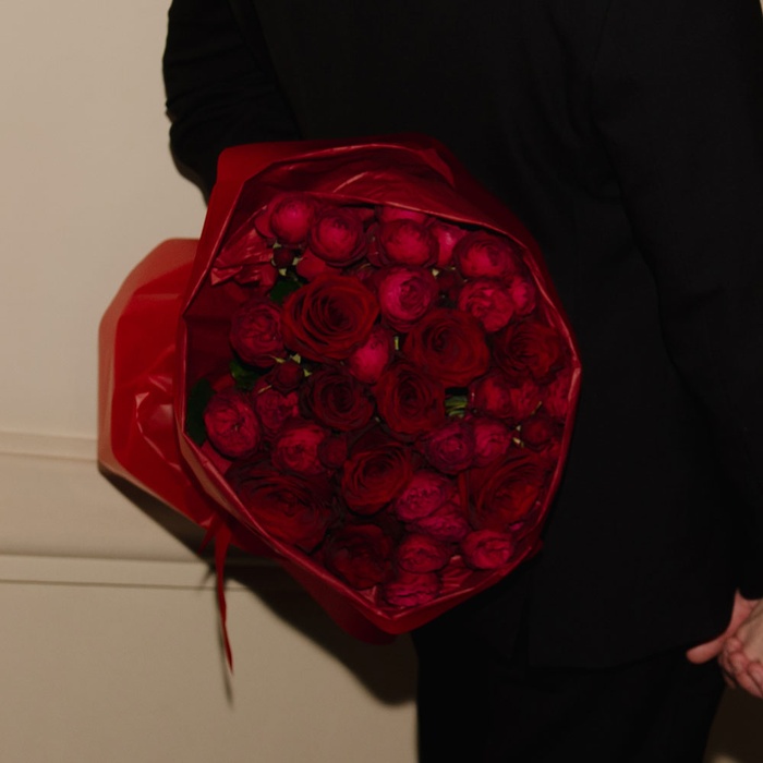 Букет из роз "Вишневый сорбет", M