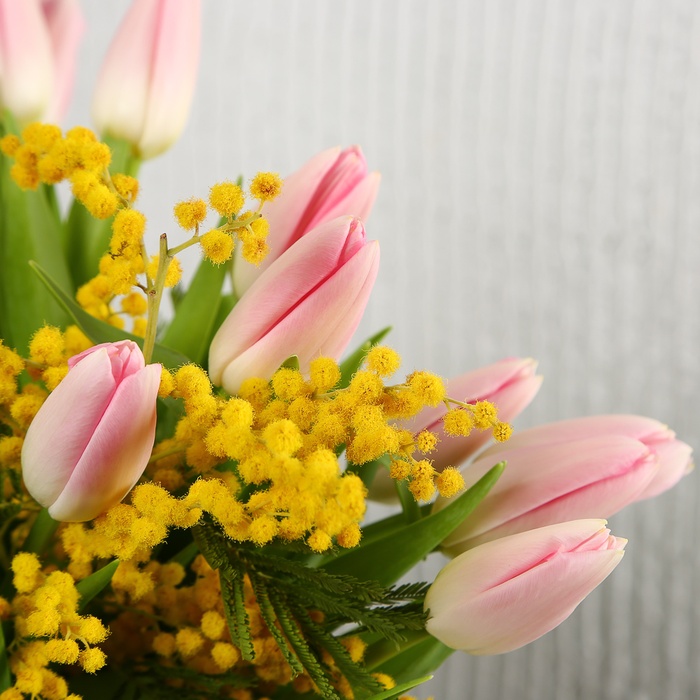 Букет з тюльпанів і мімози