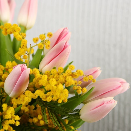 Букет из тюльпанов и мимозы