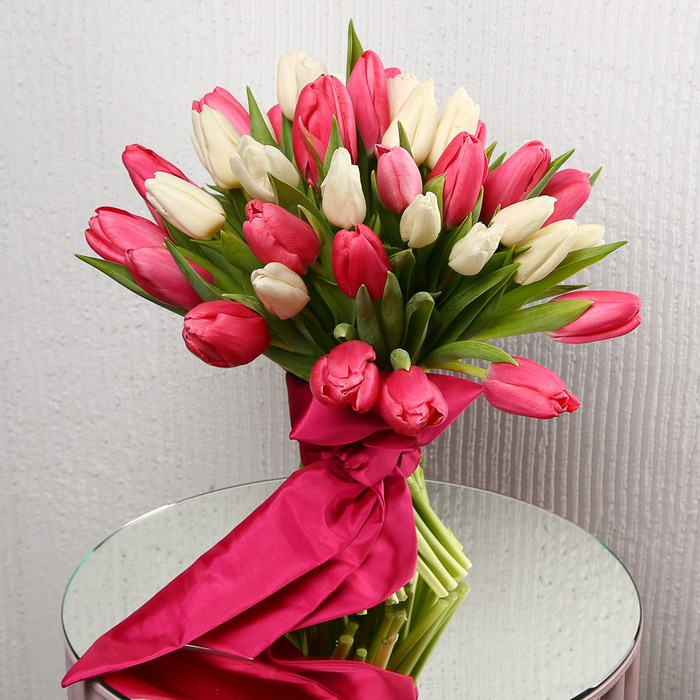 Букет 51 яскравий тюльпан