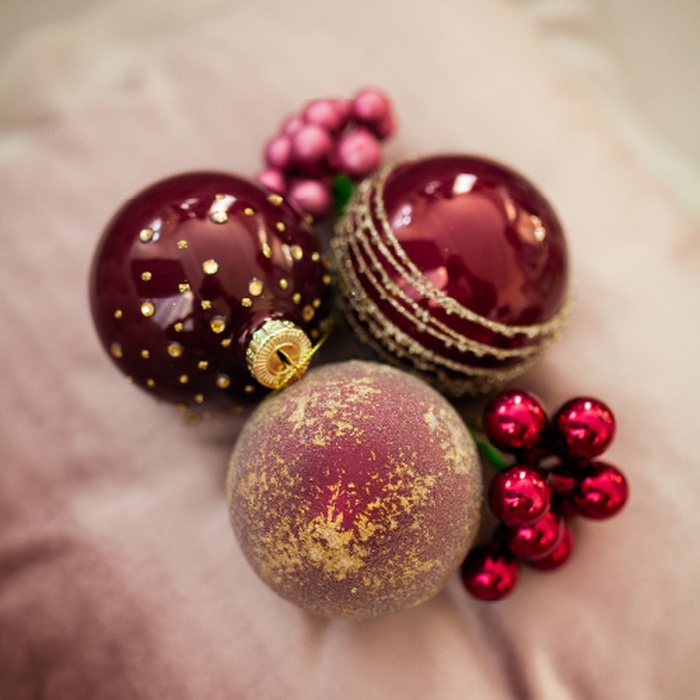 Новогодний шар на елку бордо с золотом