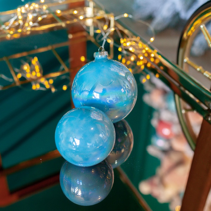 Новорічна куля на ялинку перлово-голуба