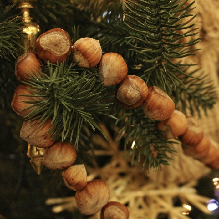 Эко бусы из каштанов на елку