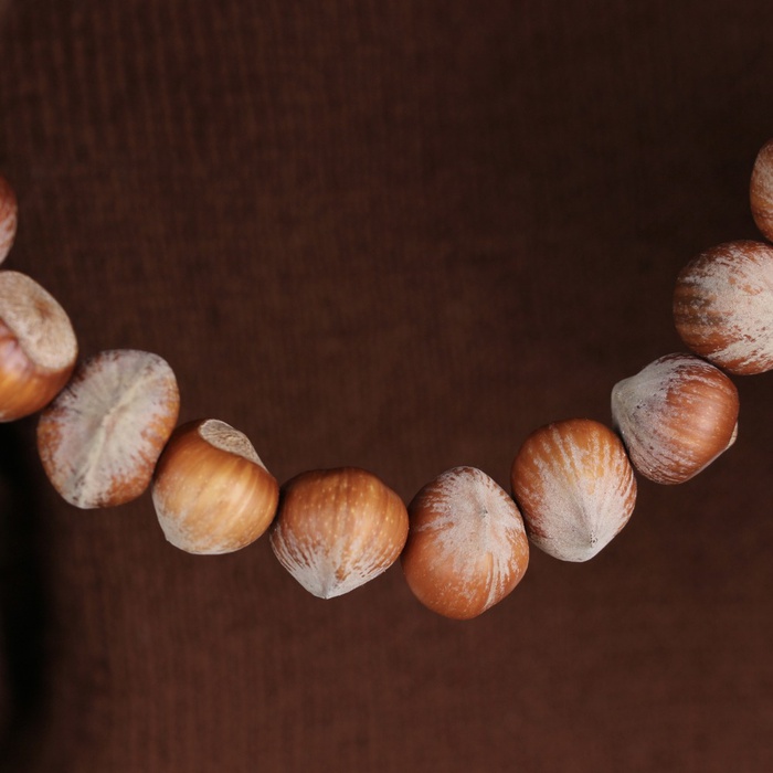 Эко бусы из каштанов на елку